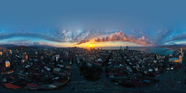Batumi, Gürcistan - 13 Temmuz 2021: Gün batımında bir İHA 'dan şehrin güzel manzarası