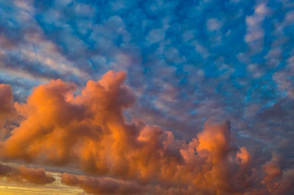 Hermoso Azul Naranja Rosa Nubes —  Fotos de Stock