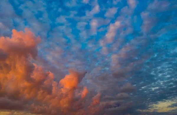 Красиві Блакитні Помаранчеві Рожеві Хмари — стокове фото