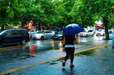 Batum, Gürcistan - 14 Temmuz 2021: Yağmurda şemsiyeli kadın