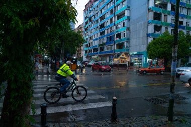 Batumi, Gürcistan - 14 Temmuz 2021: Bisikletçi yağmurda yola çıktı