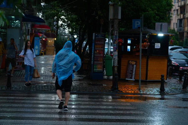 Batumi Georgia Julio 2021 Gente Camina Bajo Lluvia — Foto de Stock