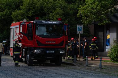 Batumi, Georgia - 14 Temmuz 2021: İtfaiyeciler yangını söndürmek için geldi