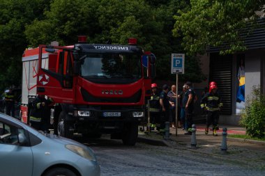 Batumi, Georgia - 14 Temmuz 2021: İtfaiyeciler yangını söndürmek için geldi