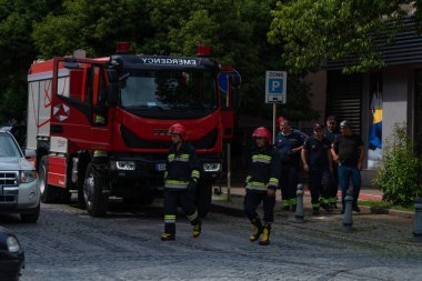 Batumi, Georgia - 14 Temmuz 2021: İtfaiyeciler yangını söndürmek için geldi