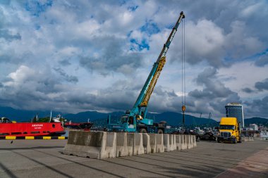 Batumi, Gürcistan - 14 Temmuz 2021: Limanda bir araba yükleme