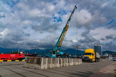 Batumi, Gürcistan - 14 Temmuz 2021: Limanda bir araba yükleme