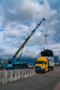 Batumi, Gürcistan - 14 Temmuz 2021: Limanda bir araba yükleme