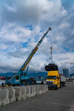 Batumi, Gürcistan - 14 Temmuz 2021: Limanda bir araba yükleme