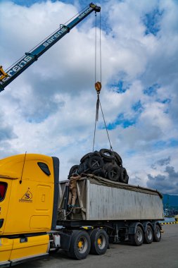 Batumi, Gürcistan - 14 Temmuz 2021: Limanda bir araba yükleme