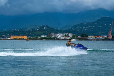 Batumi, Gürcistan - 14 Temmuz 2021: Bir adam jet ski sürüyor