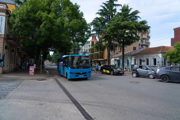 2021年7月14日 佐治亚州巴统 城市街道上的公共汽车 — 图库照片