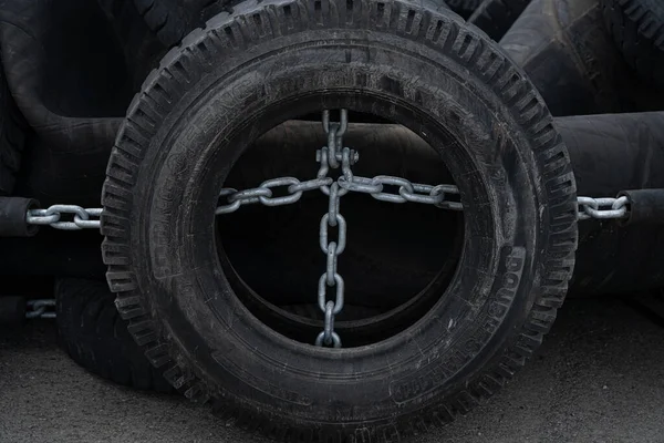 Neumáticos Coche Están Encadenados Juntos —  Fotos de Stock