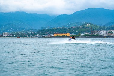 Batumi, Gürcistan - 14 Temmuz 2021: Müslümanlar jet ski kullanıyor