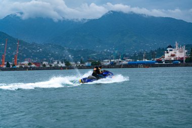 Batumi, Gürcistan - 14 Temmuz 2021: Müslümanlar jet ski kullanıyor