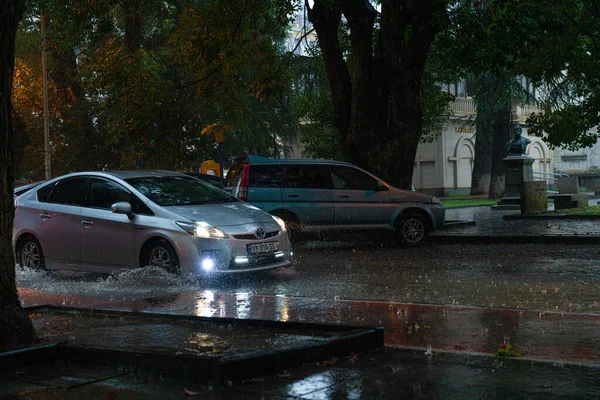 2021年7月14日 佐治亚州巴统 汽车在雨中穿过水坑 — 图库照片