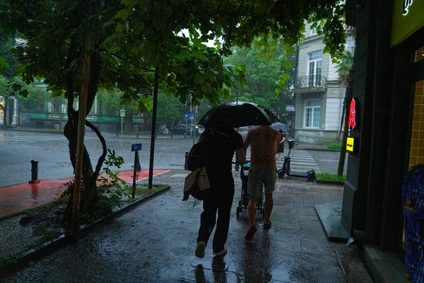 Batumi Georgia Julio 2021 Los Hombres Con Cochecito Caminan Bajo — Foto de Stock