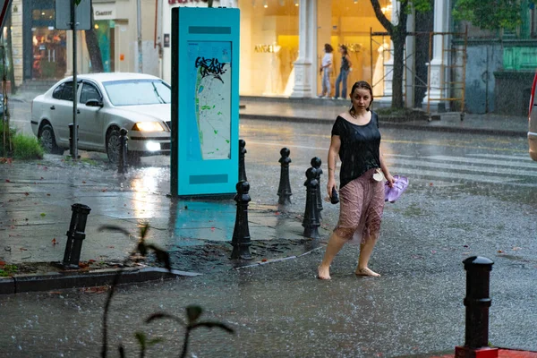 Batumi Georgia Julio 2021 Niña Descalza Caminando Por Calle Bajo — Foto de Stock