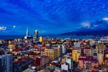 Batum, Gürcistan - 3 Mayıs 2021: Şehrin üzerinde güzel bulutlar