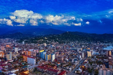 Batum, Gürcistan - 3 Mayıs 2021: Şehrin üzerinde güzel bulutlar