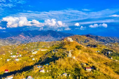 Şehrin üzerinde güzel kümülüs bulutları
