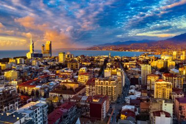 Batum, Gürcistan - 3 Mayıs 2021: Gün batımında şehrin havadan görünüşü