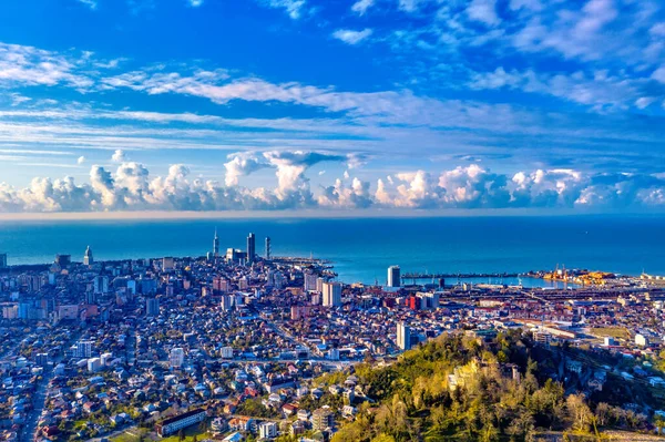 Şehrin üzerinde güzel kümülüs bulutları