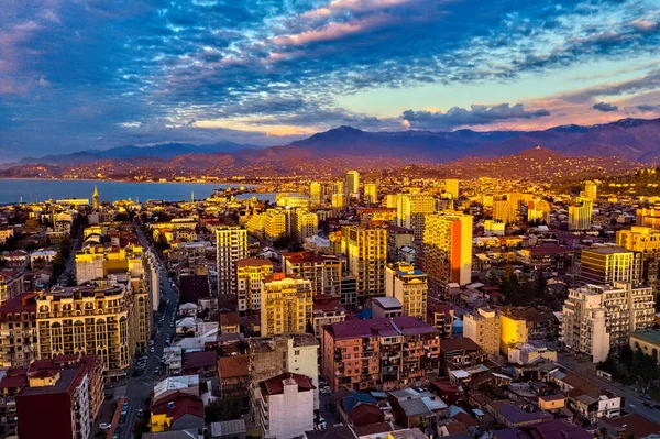 Batum, Gürcistan - 3 Mayıs 2021: Gün batımında şehrin güzel hava manzarası