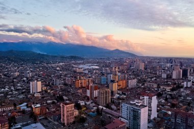 Batum, Gürcistan - 3 Mayıs 2021: Gün batımında şehrin havadan görünüşü