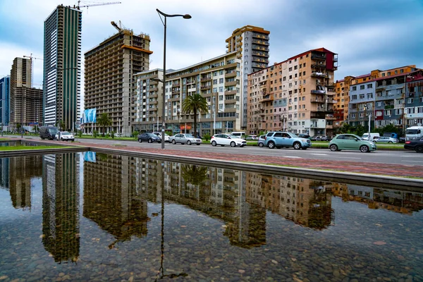 Batumi Georgië Juli 2021 Reflectie Van Huizen Het Water — Stockfoto