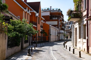 Batumi, Gürcistan - 29 Nisan 2021: Eski kasabadaki Khulo Caddesi