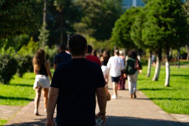 Batumi, Gürcistan - 29 Nisan 2021: Turistler parkta yürüyor