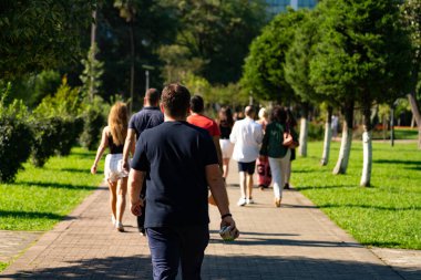 Batumi, Gürcistan - 29 Nisan 2021: Turistler parkta yürüyor
