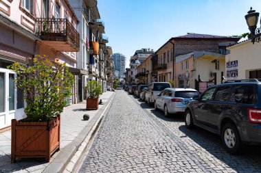 Batumi, Gürcistan - 29 Nisan 2021: Eski şehir sokağı