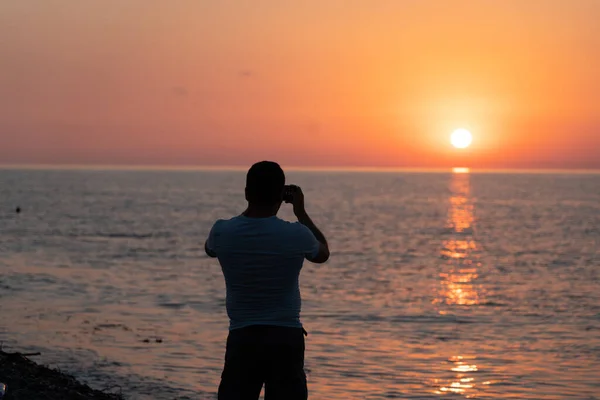 Homme Photographie Coucher Soleil Sur Son Téléphone — Photo