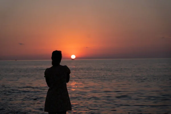 Menina Fundo Pôr Sol Mar — Fotografia de Stock