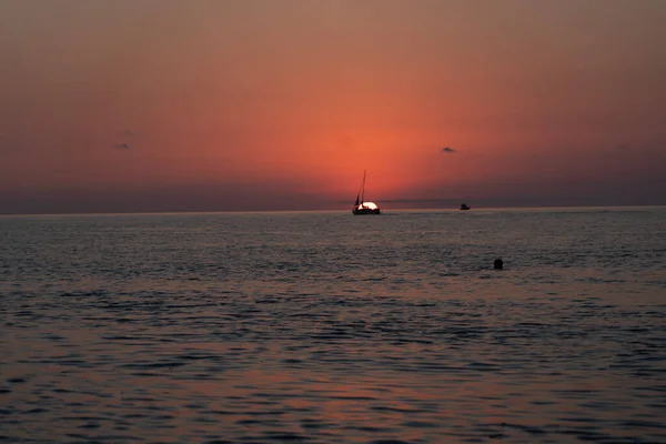 Velero Mar Contra Fondo Del Atardecer — Foto de Stock