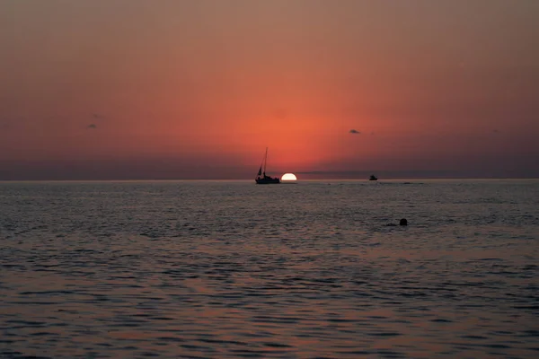 Voilier Dans Mer Sur Fond Coucher Soleil — Photo