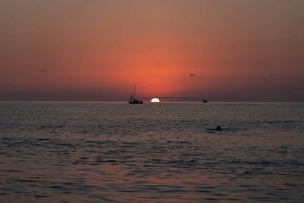 Voilier Dans Mer Sur Fond Coucher Soleil — Photo