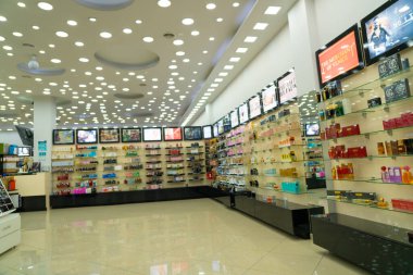 Batum, Gürcistan - 28 Nisan 2021: Bir kozmetik mağazasının içinde