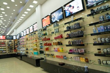 Batum, Gürcistan - 28 Nisan 2021: Bir kozmetik mağazasının içinde