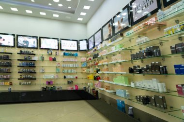 Batum, Gürcistan - 28 Nisan 2021: Bir kozmetik mağazasının içinde