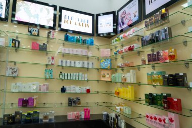 Batum, Gürcistan - 28 Nisan 2021: Bir kozmetik mağazasının içinde