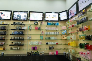 Batum, Gürcistan - 28 Nisan 2021: Bir kozmetik mağazasının içinde