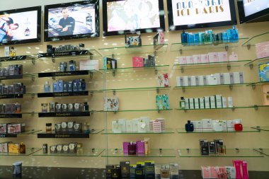 Batum, Gürcistan - 28 Nisan 2021: Bir kozmetik mağazasının içinde