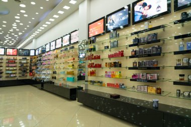 Batum, Gürcistan - 28 Nisan 2021: Bir kozmetik mağazasının içinde