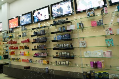 Batum, Gürcistan - 28 Nisan 2021: Bir kozmetik mağazasının içinde