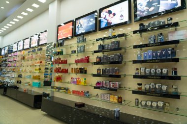 Batum, Gürcistan - 28 Nisan 2021: Bir kozmetik mağazasının içinde