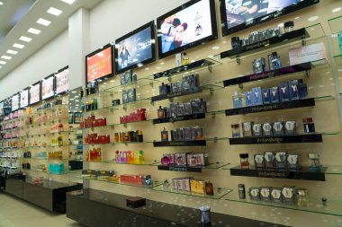 Batum, Gürcistan - 28 Nisan 2021: Bir kozmetik mağazasının içinde