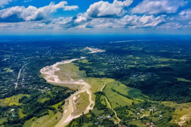 Güzel manzara, dağ nehri, orman ve bulutlar